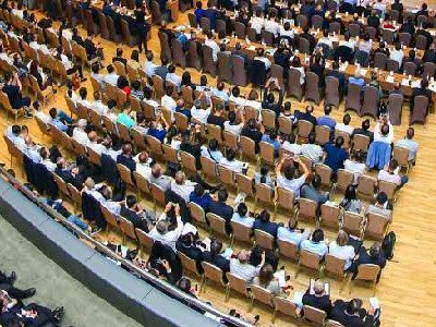 ��չǰ��Ӎ���Ͼ�����չ�̾��x��ͬ�ڻ��(d��ng)��չ�̮a(ch��n)Ʒ��(y��ng)�бM�У��s������~