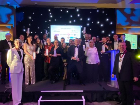 Russell Finex�s�@2021�����˹���̘I��