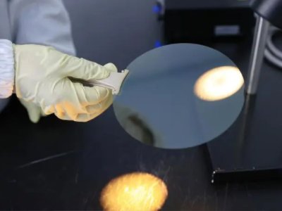 �{�׽���ʯ����Һ��SiC��������ġ����¹⡱