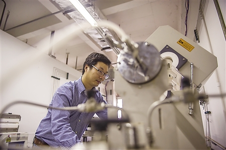 ������Ƭ15Ӣ��Ό�ʯīϩ�����ߣ�80��ƌW��ʷ���w��