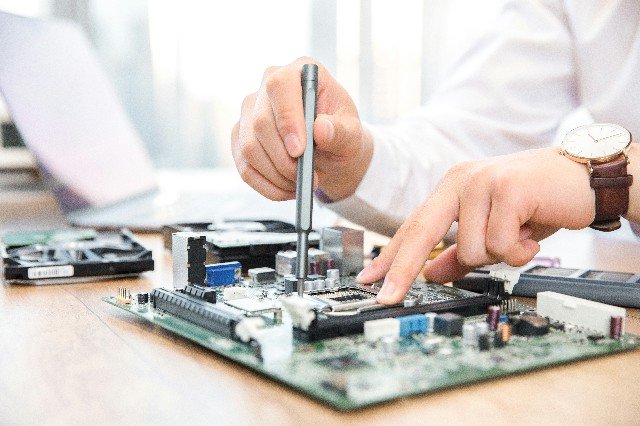 143300_254179_gsdt.jpg 攝圖網_501276413_機械師修理程序主板特寫(企業商用).jpg