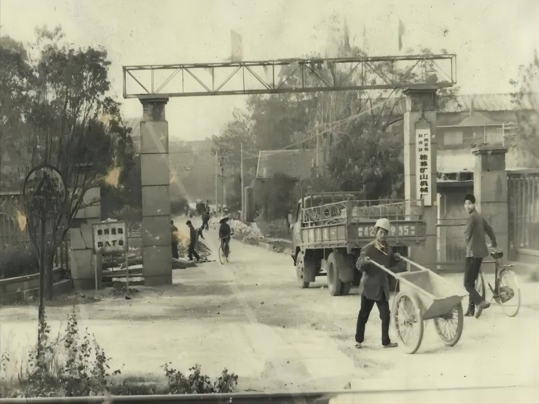 102113_437445_gsdt.jpg 桂林礦機老廠大門圖片.jpg