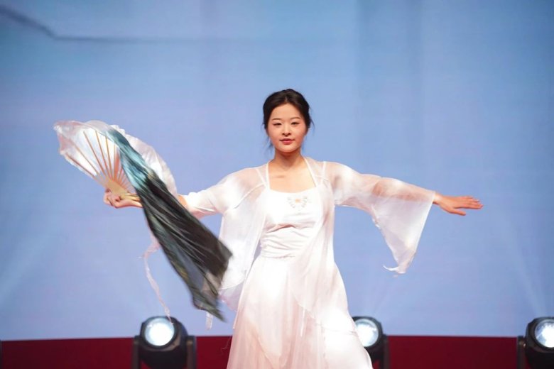 082659_253979_gsdt.jpg 082659_253979_gsdt.jpg