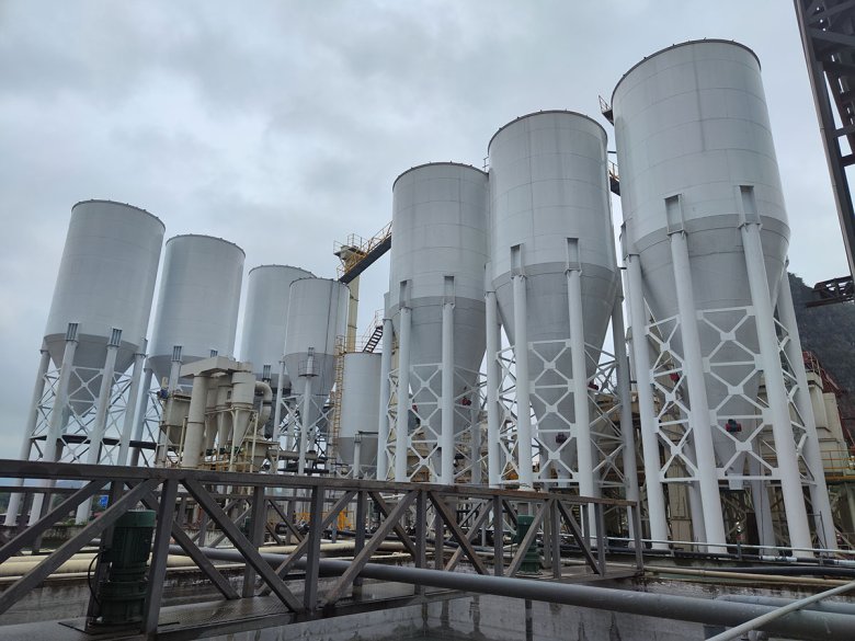 110521_579643_jswz.jpg 桂林氫氧化鈣設(shè)備現(xiàn)場.jpg