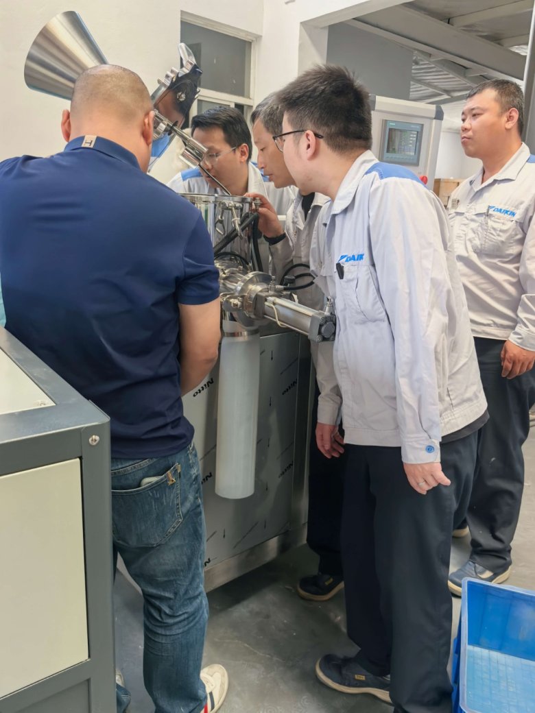 123710_698733_gsdt.jpg 眾人圍觀.jpg